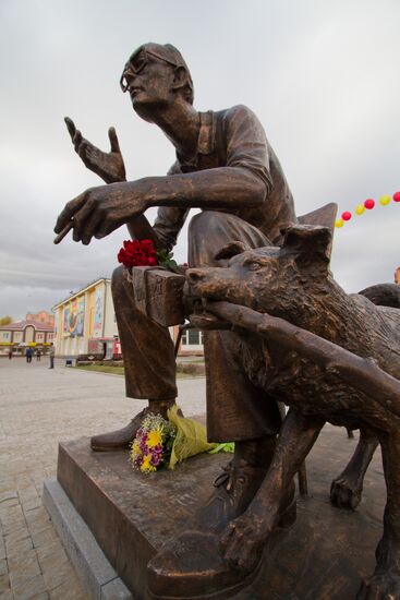 Film director Leonid Gaidai memorial unveiled in Irkutsk