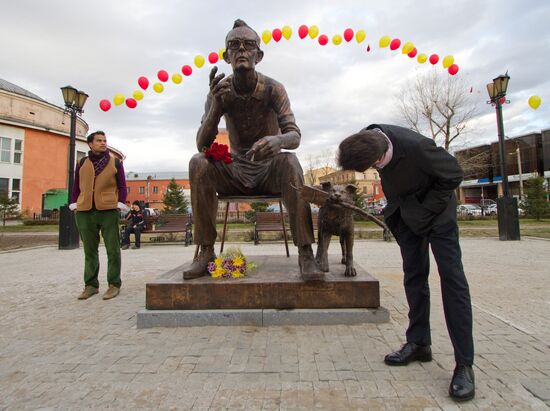 Film director Leonid Gaidai memorial unveiled in Irkutsk