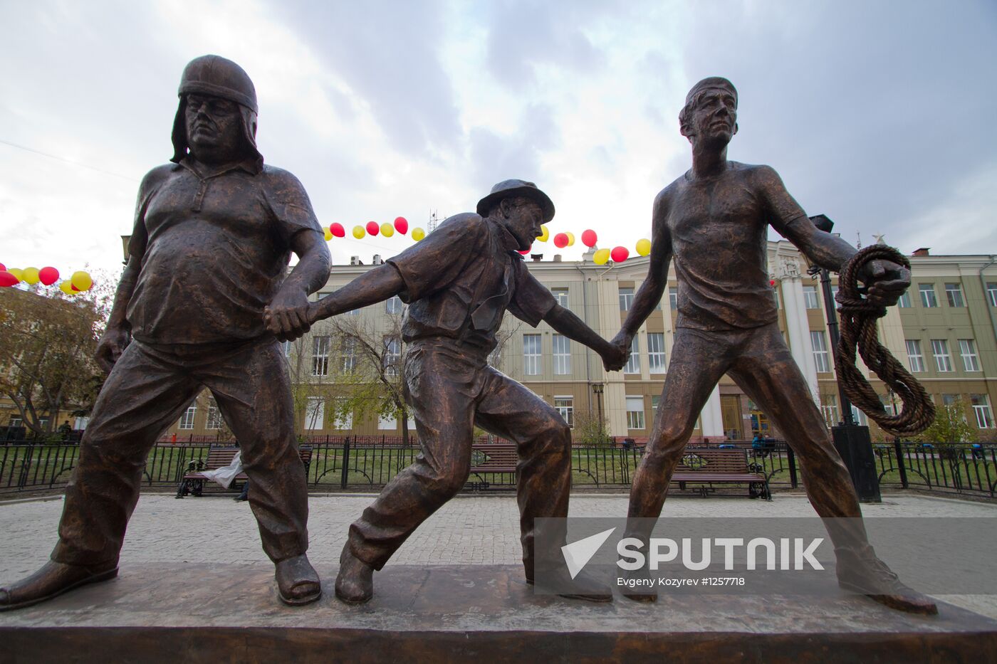 Film director Leonid Gaidai memorial unveiled in Irkutsk
