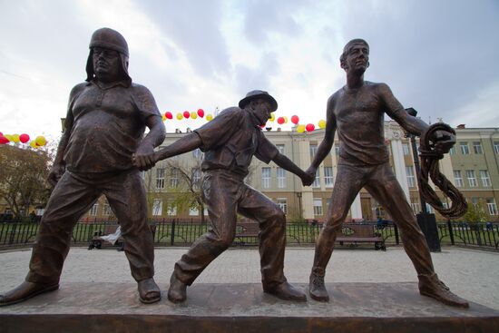 Film director Leonid Gaidai memorial unveiled in Irkutsk