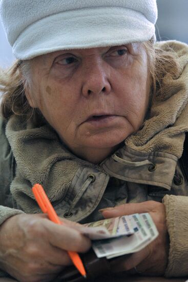 Receiving pension at Russian Post branch