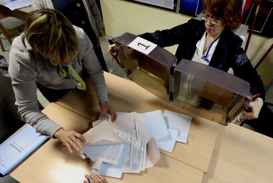 Votes counted at regional elections