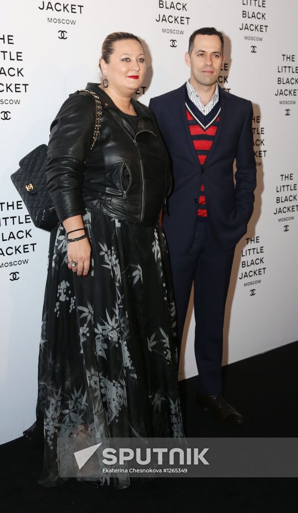 Glamour Editor-in-Chief Maria Fyodorova and GQ Russia Editor-in-Chief Mikhail Idov at The Little Black Jacket: Chanel's Classic Revisited exhibition by Karl Lagerfeld and Carine Roitfeld at the Artplay design center. Location: Russia, Moscow. Author: Ekaterina Chesnokova/Sputnik. The Little Black Jacket exhibition opens