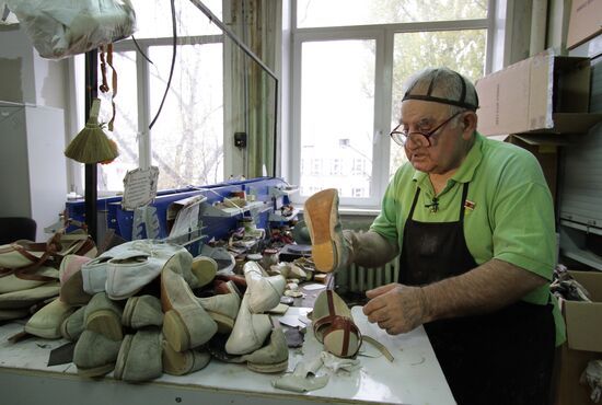 Master shoemaker of Bolshoi Theater at work
