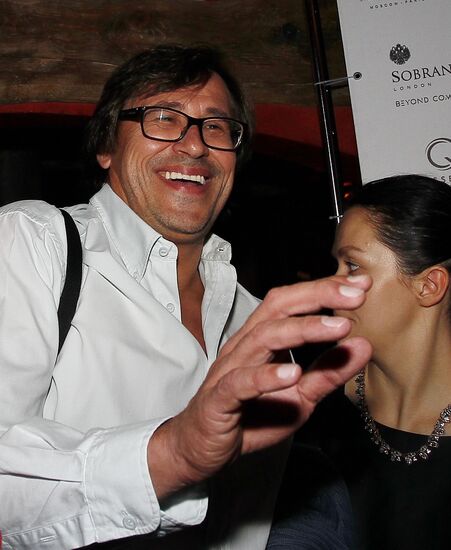 "Evening by the Fireplace" with Grisha Urgant