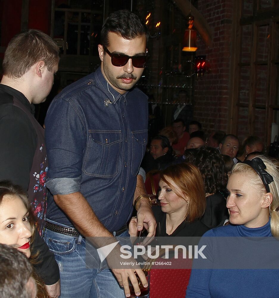 "Evening by the Fireplace" with Grisha Urgant