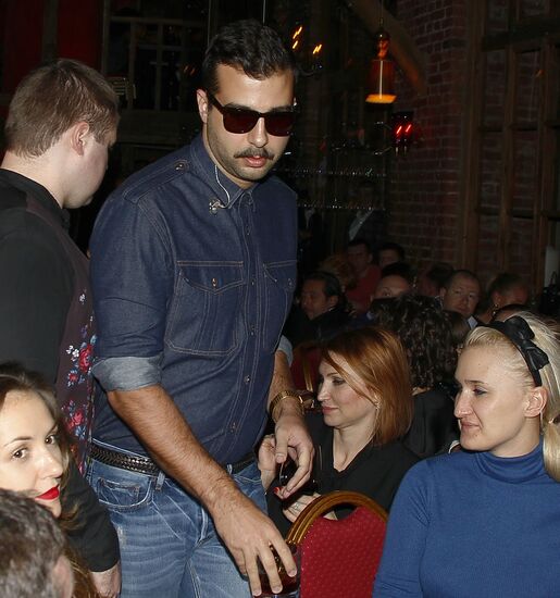 "Evening by the Fireplace" with Grisha Urgant