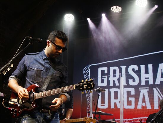 "Evening by the Fireplace" with Grisha Urgant