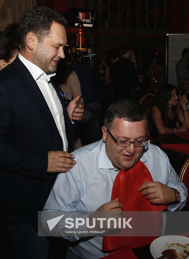 "Evening by the Fireplace" with Grisha Urgant