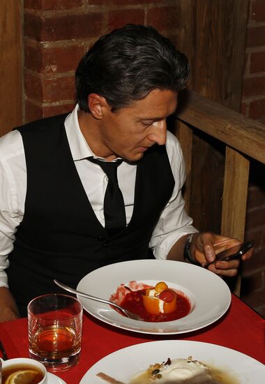 "Evening by the Fireplace" with Grisha Urgant