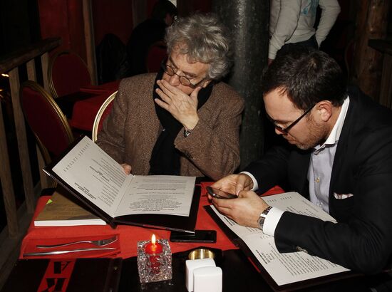 "Evening by the Fireplace" with Grisha Urgant