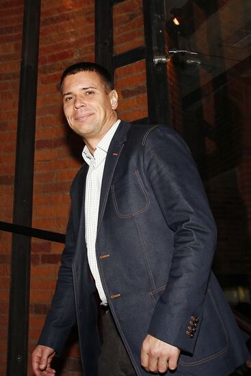 "Evening by the Fireplace" with Grisha Urgant