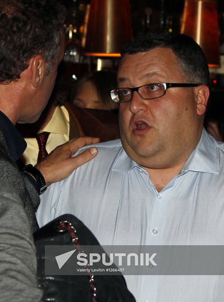 "Evening by the Fireplace" with Grisha Urgant