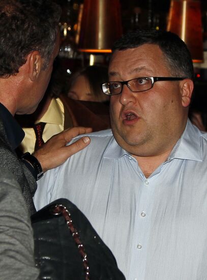 "Evening by the Fireplace" with Grisha Urgant