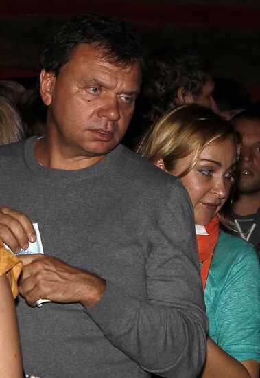 "Evening by the Fireplace" with Grisha Urgant