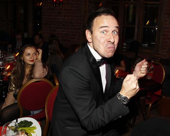 "Evening by the Fireplace" with Grisha Urgant