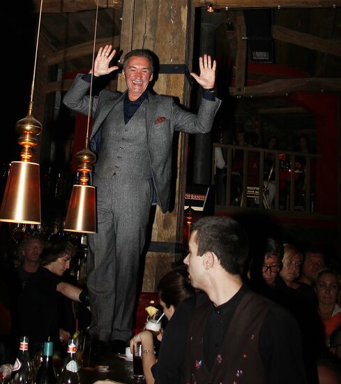 "Evening by the Fireplace" with Grisha Urgant