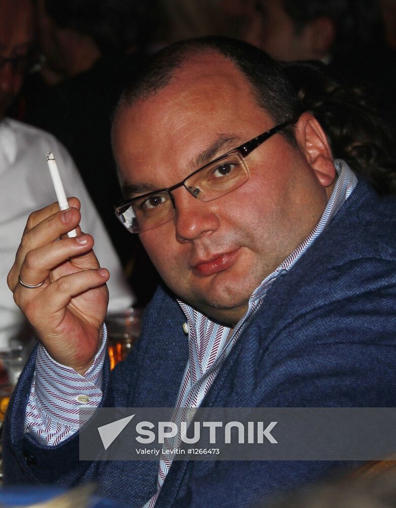 "Evening by the Fireplace" with Grisha Urgant