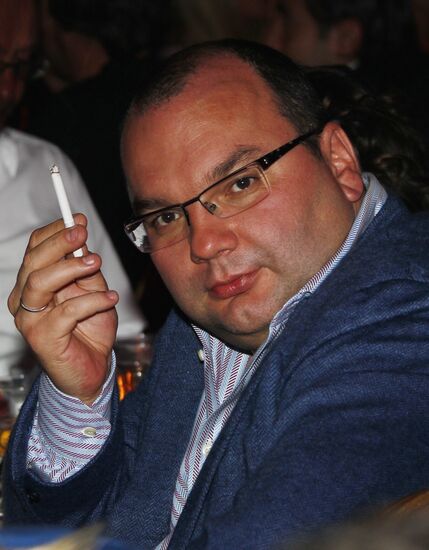 "Evening by the Fireplace" with Grisha Urgant