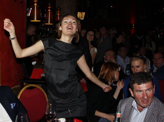 "Evening by the Fireplace" with Grisha Urgant