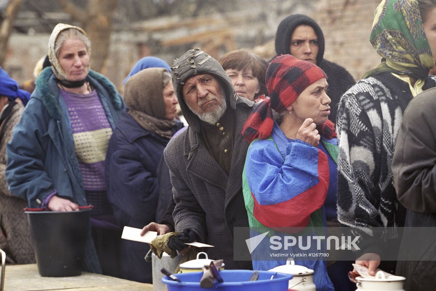 People of Grozny queue up for drinking water