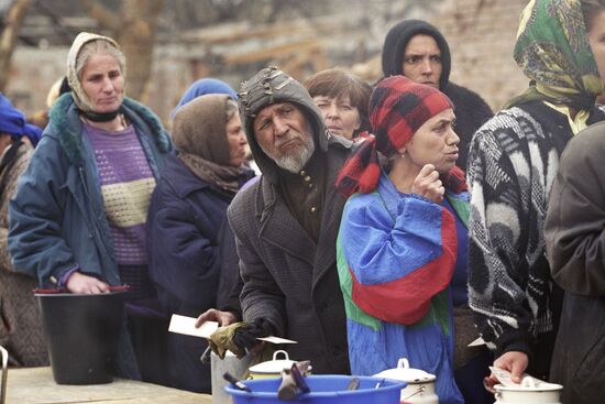 People of Grozny queue up for drinking water