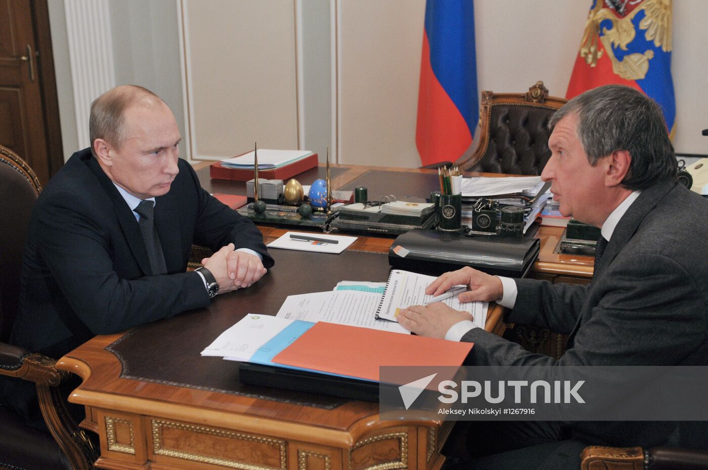 Vladimir Putin meets with Igor Sechin in Novo-Ogaryovo