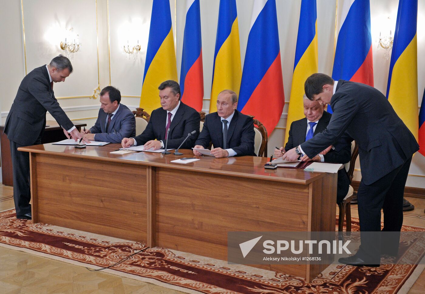 Vladimir Putin meets with Viktor Yanukovych in Novo-Ogaryovo