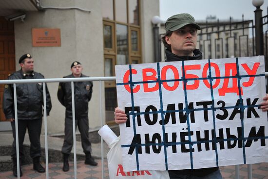 Opposition rallies outside Investigative Committee