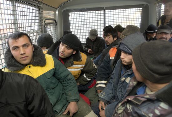 Raid by FMS to identify illegal migrants in Moscow