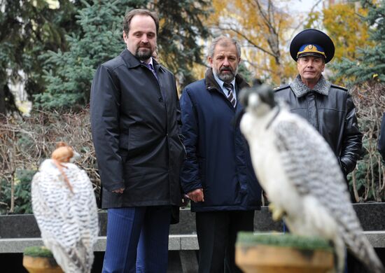 Transfer of falcons to commandant's service in Moscow Kremlin