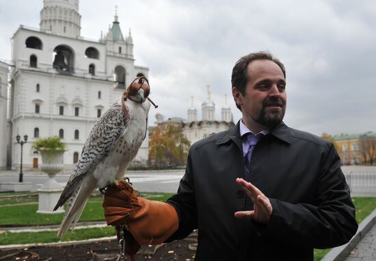 Transfer of falcons to commandant's service in Moscow Kremlin