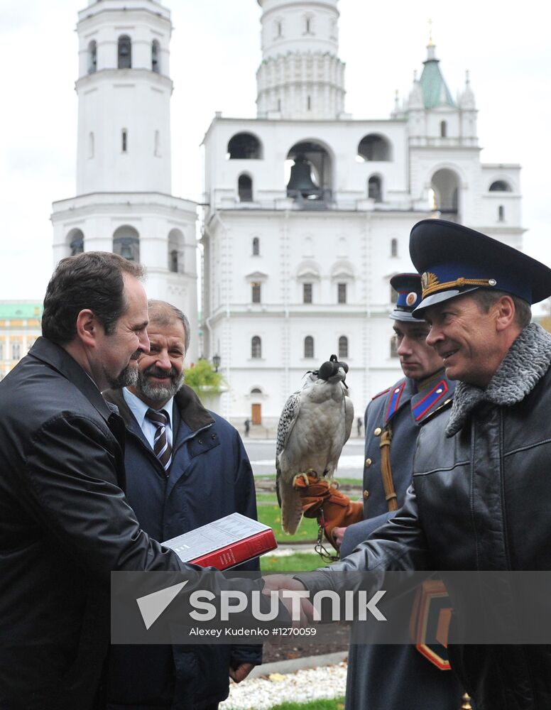 Transfer of falcons to commandant's service in Moscow Kremlin