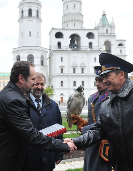 Transfer of falcons to commandant's service in Moscow Kremlin