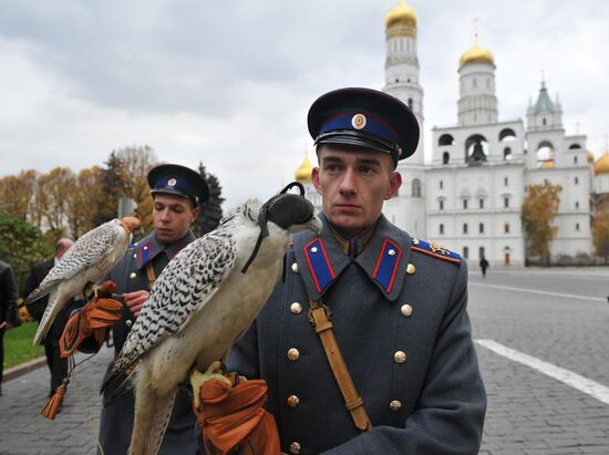 Transfer of falcons to commandant's service in Moscow Kremlin