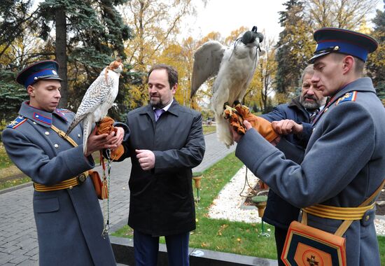 Transfer of falcons to commandant's service in Moscow Kremlin