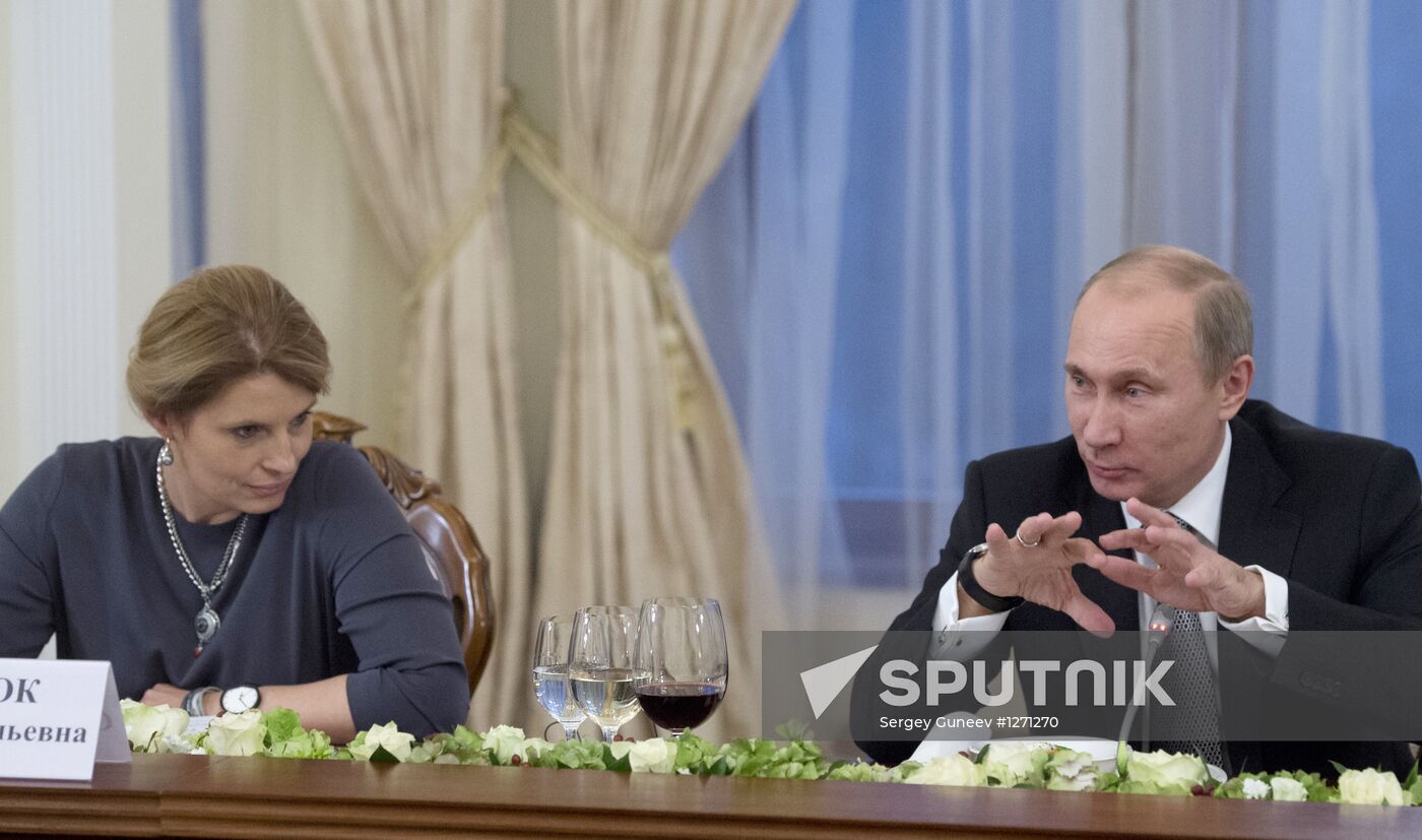 Vladimir Putin meets with Valdai Discussion Club experts