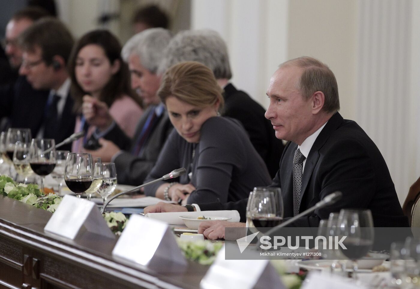 Vladimir Putin meets with Valdai Discussion Club experts