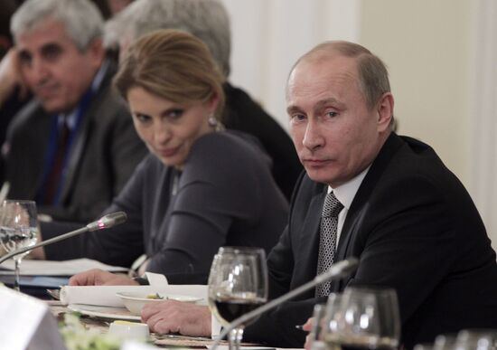 Vladimir Putin meets with Valdai Discussion Club experts