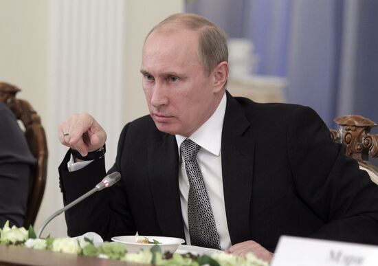 Vladimir Putin meets with Valdai Discussion Club experts