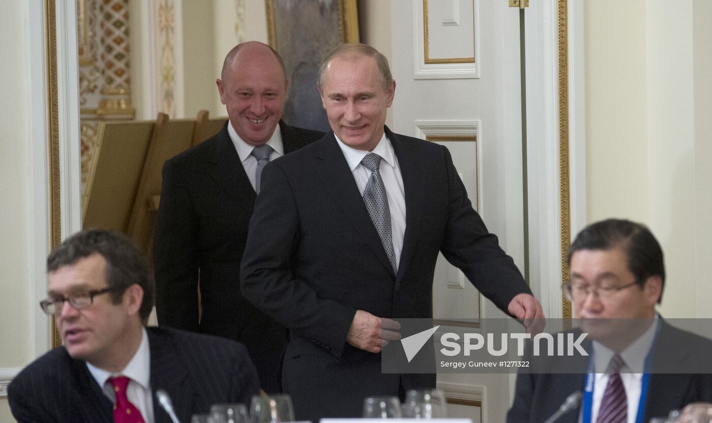 Vladimir Putin meets with Valdai Discussion Club experts