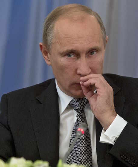 Vladimir Putin meets with Valdai Discussion Club experts