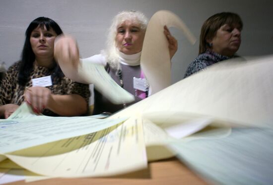 Counting votes in Ukraine parliamentary elections