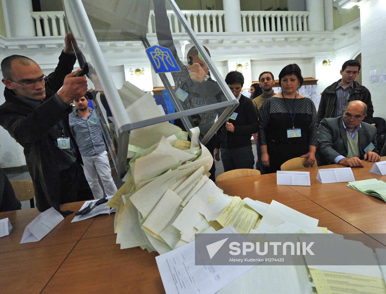 Counting votes in Ukraine parliamentary elections