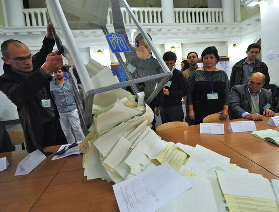 Counting votes in Ukraine parliamentary elections