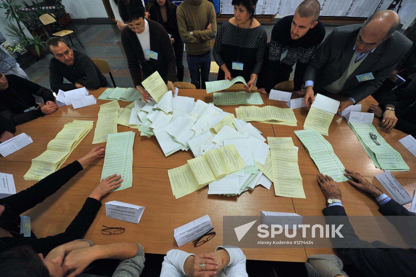 Counting votes in Ukraine parliamentary elections