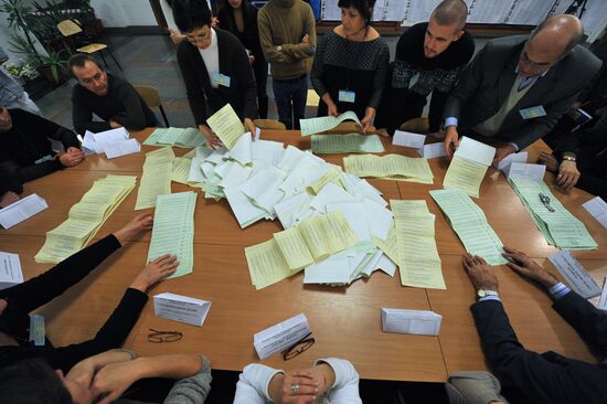 Counting votes in Ukraine parliamentary elections