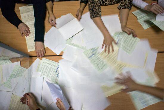 Counting votes in Ukraine parliamentary elections