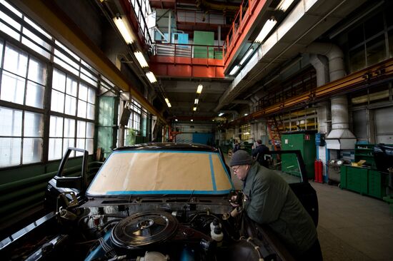 Manufacture of limousines at AMO ZiL factory