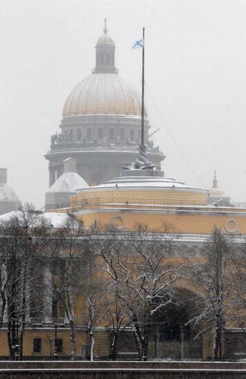 Raising St. Andrew's flag on Admiralty spire in St. Petersburg